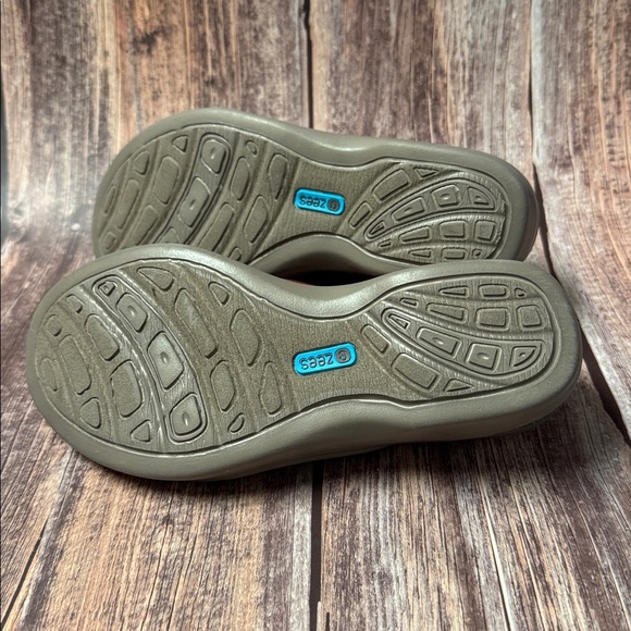 Bzees Barely Worn Women’s Red Heeled Sandals Size 6M Item #PHK6968 - Picture 5 of 5